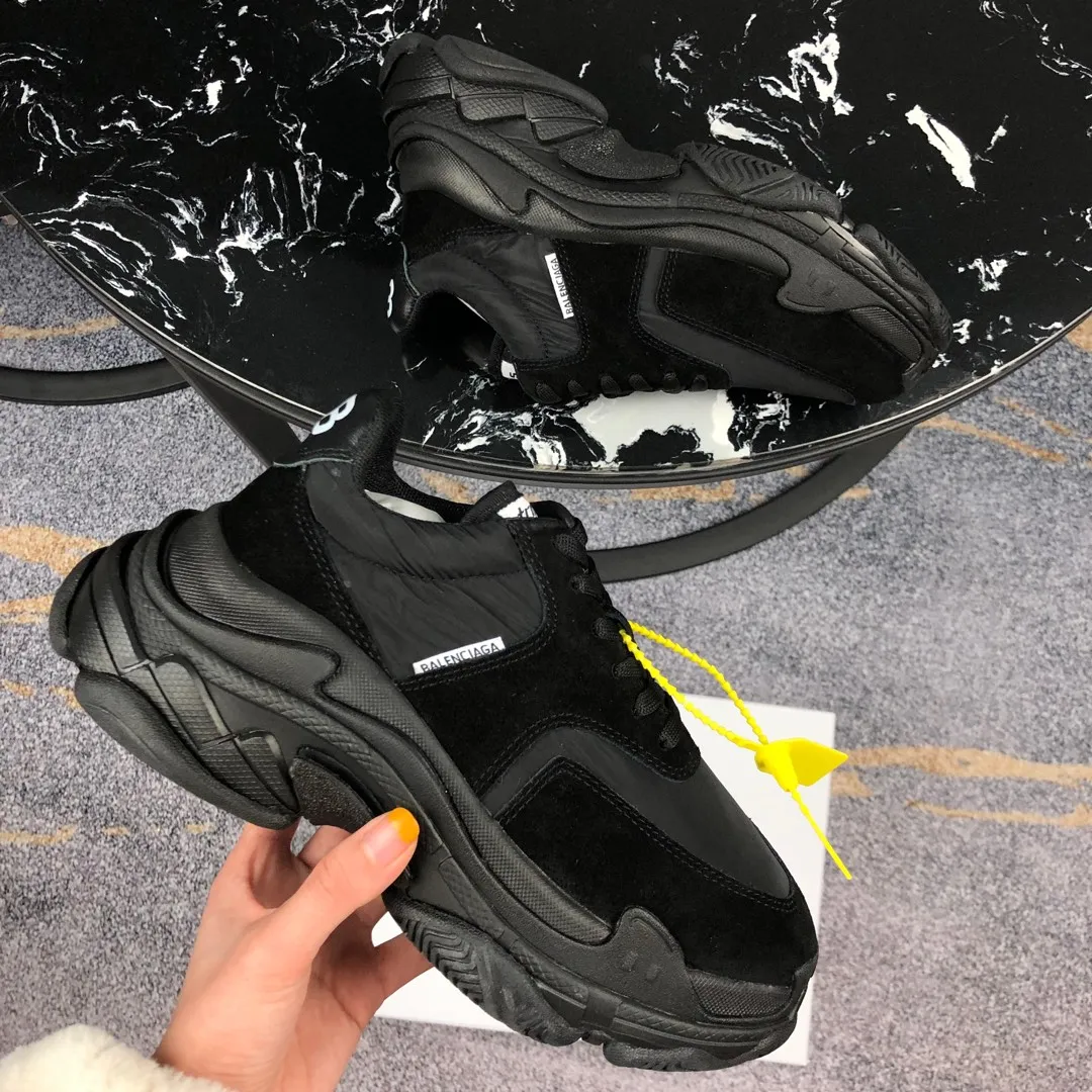 👟👟Ex-factory price 800👟👟 Balenciaga second generation 17 colors🖤 Balenciaga Triple-s Balenciaga-dad shoes. The world’s most popular retro jogging shoes 🔥. 🔺Retro distressed craftsmanship ~ original combination sole, heavy craftsmanship, not a low-end 2-layer combination sole! The upper is made of imported parachute cloth spliced ​​with nubuck matte, priced at 24 yuan per foot, which is different from the ordinary canvas on the market! The back is covered with cowhide high-frequency embossing! ⚠️When purchasing authentic products at the counter, I specifically asked the clerk about the materials. Size: 35-41 yards, men’s size 39-45, matching cloth bag, shoelaces, complete certificate of certification/men’s model will be notified later.